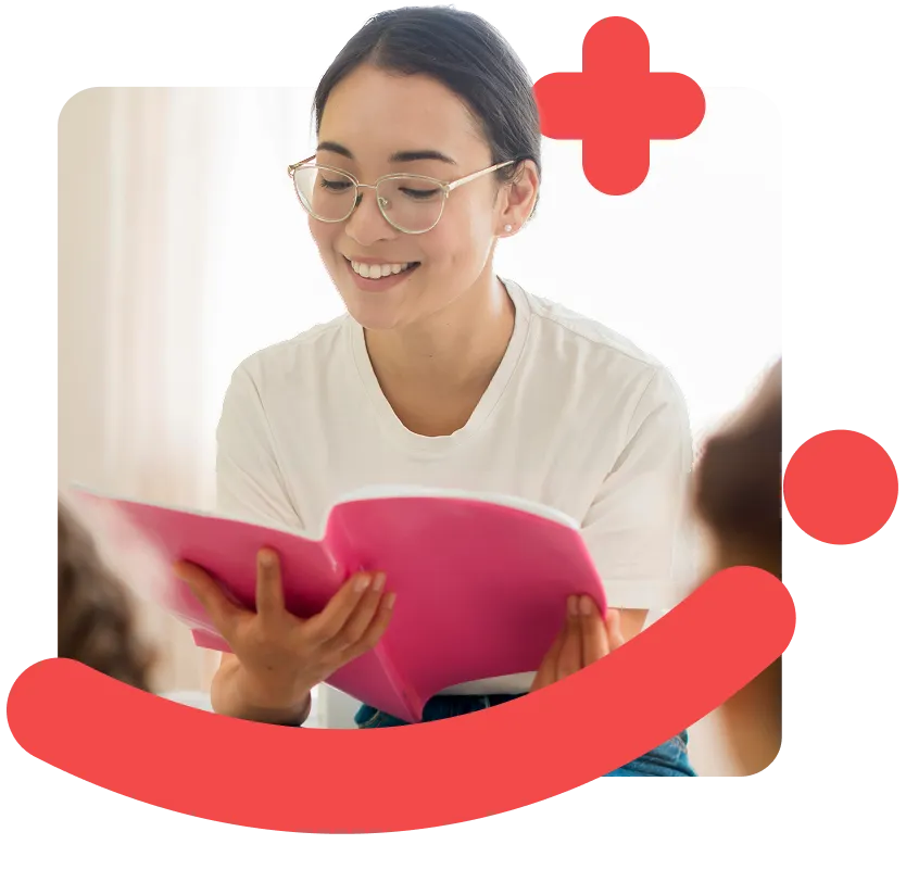 Aluna da escola PES Yearly Traning segurando livro e sorrindo